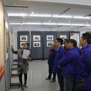 公司組織黨員干部和技校學生參觀 喜迎十九大全市企業(yè)發(fā)展成就攝影展